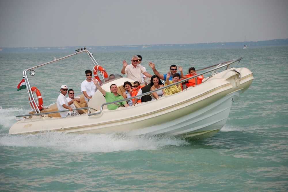Motorcsónakos száguldás a Balatonon